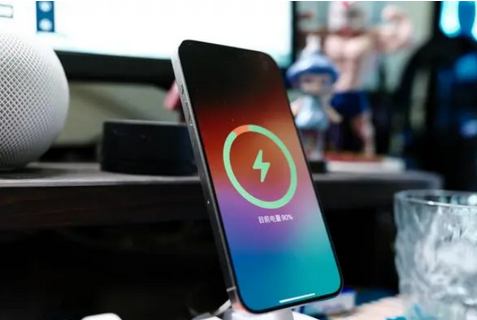 慈溪苹果15换屏服务分享用什么充电器给iPhone15充电更好 